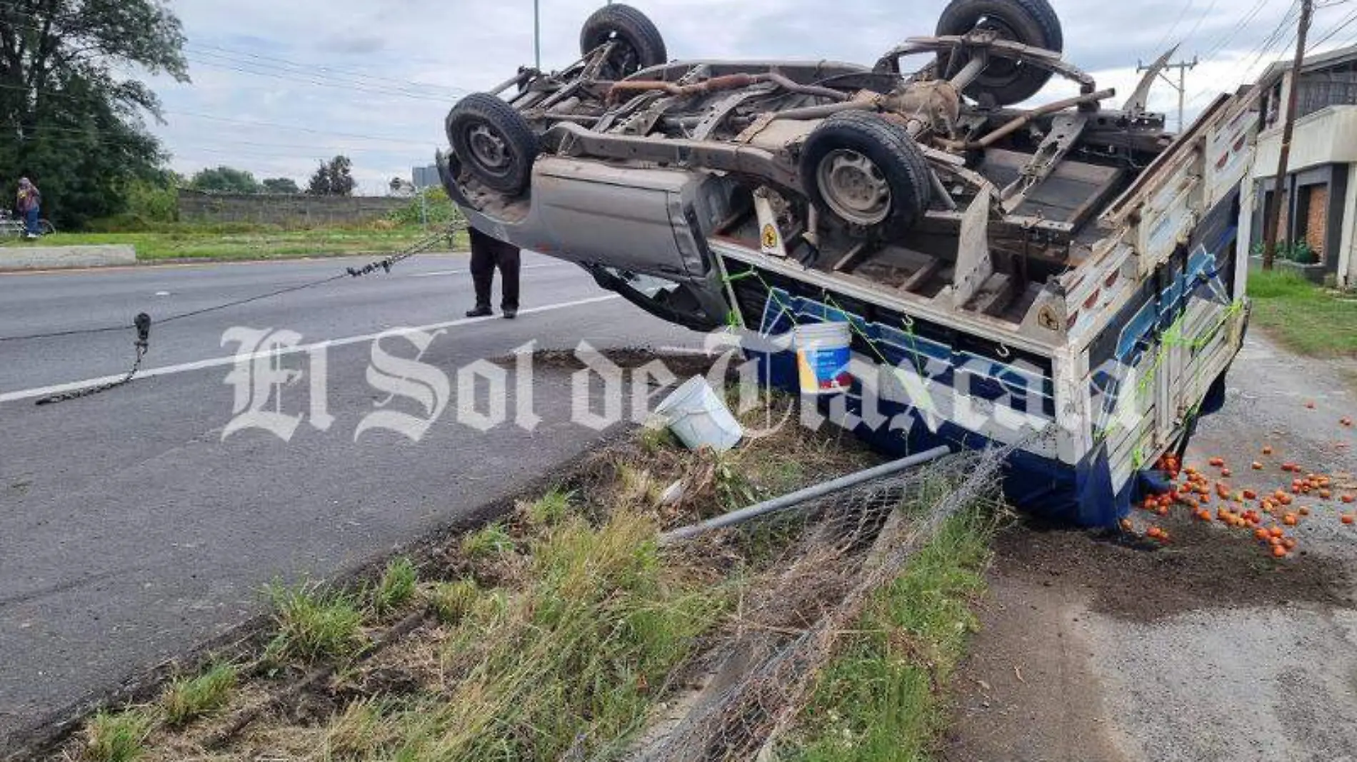 Camioneta volcada